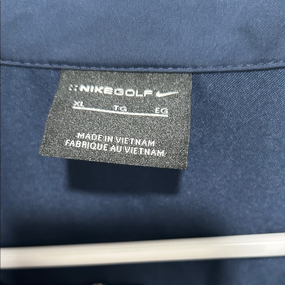 Nike Men’s Navy Short-Sleeve Half-Zip Windbreaker - Picture 2 of 8